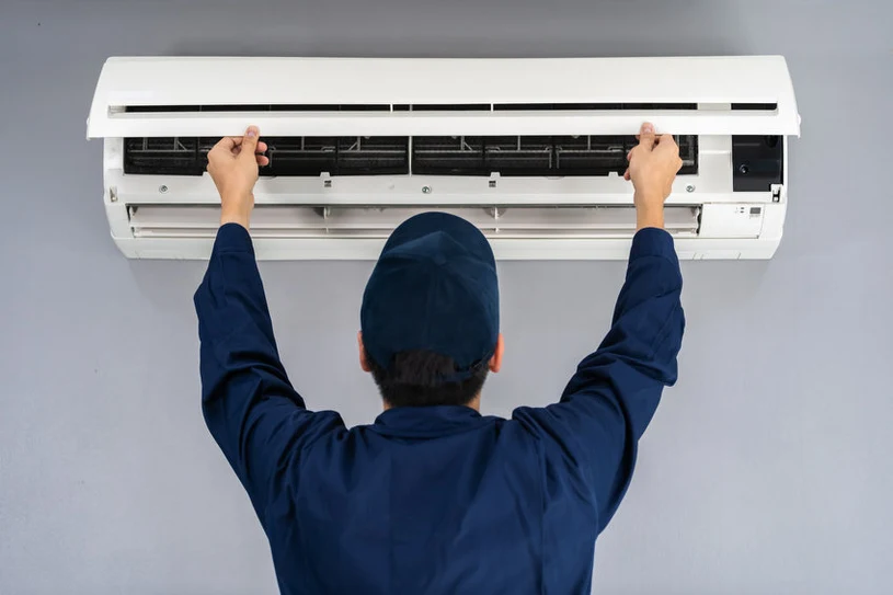 AC Installers Earn Up to 20,000 PLN a Month as Heat Wave Drives Demand