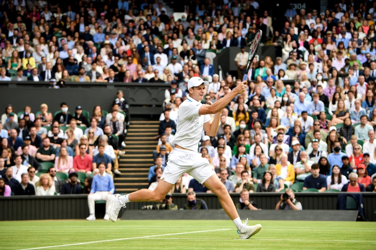 Hubert Hurkacz w półfinale Wimbledonu! Polak pokonał legendę tenisa Rogera Federera 6:3, 7:6 (7-4) i 6:0. 24-letni wrocławianin po raz pierwszy w karierze dotarł na tak wysoki szczebel w wielkoszlemowej rywalizacji. Jego kolejnym rywalem będzie Włoch Matteo Berrettini. 