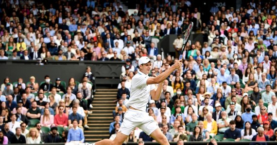 Hubert Hurkacz w półfinale Wimbledonu! Polak pokonał legendę tenisa Rogera Federera 6:3, 7:6 (7-4) i 6:0. 24-letni wrocławianin po raz pierwszy w karierze dotarł na tak wysoki szczebel w wielkoszlemowej rywalizacji. Jego kolejnym rywalem będzie Włoch Matteo Berrettini. 