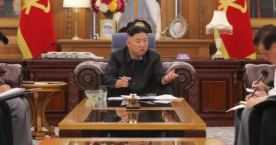 ​Władze w Korei Północnej stworzyły organizację, której celem ma być monitorowanie i karanie osób skupujących jedzenie oraz sprzedawców, którzy znacząco podnoszą ceny żywności - informuje portal Daily NK. W ostatnim czasie coraz częściej pojawiają się doniesienia o problemach z żywnością w kraju.