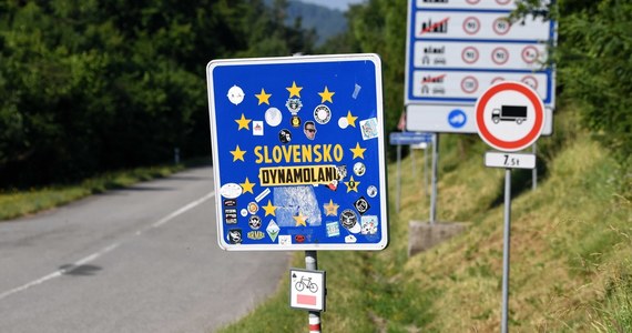 Minister spraw wewnętrznych Słowacji Roman Mikulec zapowiedział, że do 12 lipca ma zostać uruchomiona przynajmniej część z zamkniętych z obawy przed nowymi wariantami koronawirusa mniejszych 33 przejść granicznych, w tym także z Polską. 