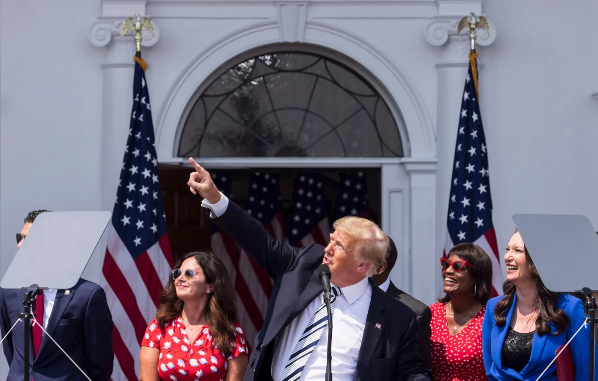 Były prezydent USA Donald Trump ogłosił w środę złożenie pozwu zbiorowego przeciwko Facebookowi, Twitterowi i Google'owi i ich szefom za dyskryminację konserwatystów na ich platformach i ich cenzurowanie. Polityk domaga się odblokowania swoich kont przez portale.