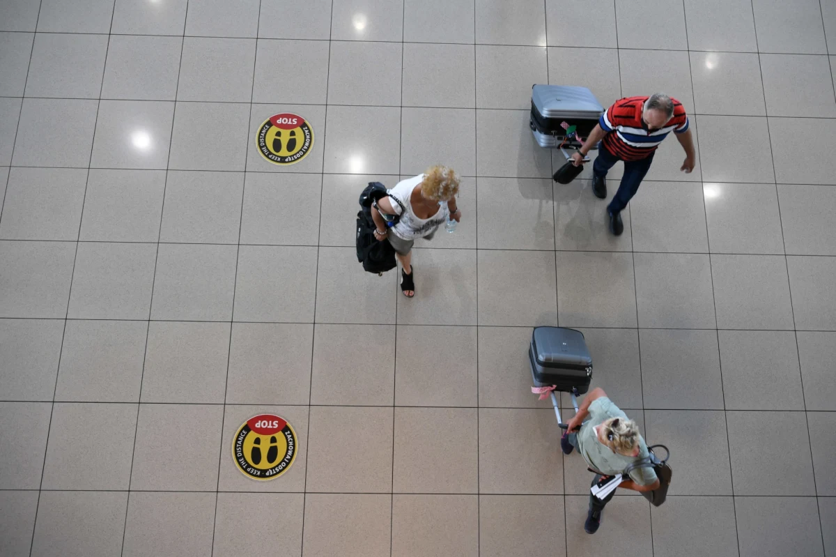 Wakacje w dobie pandemii to nie lada wyzwanie: trzeba się liczyć z restrykcjami, jakie wprowadzają poszczególne kraje. Mimo to wielu Polaków mieszkających na co dzień za granicą chce odwiedzić swoje rodziny w Polsce. Co powinni wiedzieć, zanim zdecydują się na wyjazd?