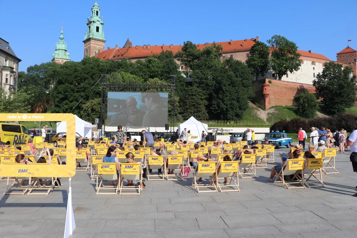 Przygody porucznika Borewicza w serialu "07 zgłoś się" można było dziś zobaczyć w kinie plenerowym nad Wisłą w Krakowie. W Alei Gwiazd koło Wawelu odsłonięto też gwiazdę upamiętniającą popularnego aktora Bronisława Cieślaka, grającego rolę Sławomira Borewicza.
