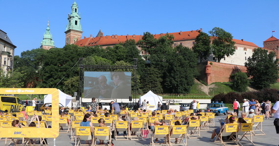Odsłonięcie gwiazdy Bronisława Cieślaka i maraton serialu "07 zgłoś się" w Krakowie - Kultura Przygody porucznika Borewicza w serialu "07 zgłoś się" można było dziś zobaczyć w kinie plenerowym nad Wisłą w Krakowie. W Alei Gwiazd koło Wawelu odsłonięto też gwiazdę upamiętniającą popularnego aktora Bronisława Cieślaka, grającego rolę Sławomira Borewicza.