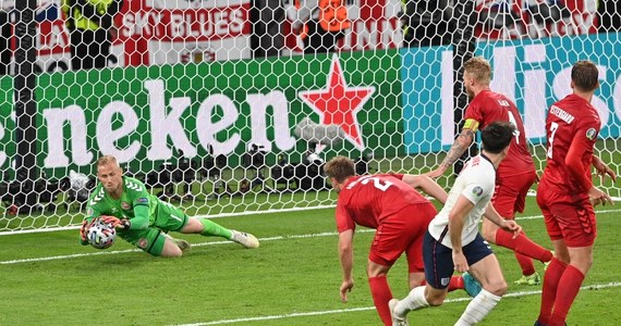 W trakcie meczu Anglia – Dania jeden z kibiców skierował laser na twarz Kaspera Schmeichela. Zachowanie piłkarskiego fana było tym bardziej oburzające, że ktoś próbował rozproszyć duńskiego piłkarza tuż przed tym, jak Harry Kane wykonywał rzut karny.