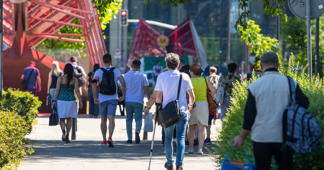 Sezon urlopowy w pełni, trzecia fala zakażeń za nami