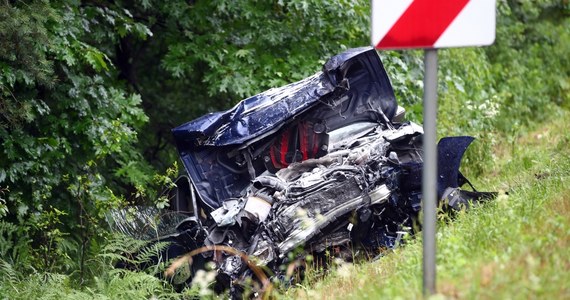 Trzymiesięczny areszt tymczasowy zastosował sąd wobec 37-letniego mężczyzny, który w ubiegłą sobotę spowodował tragiczny wypadek w Stalowej Woli (Podkarpackie). W trakcie zdarzenia – jak ustalono - był pijany i jechał z prędkością co najmniej 120 km/h. W wypadku zginęło małżeństwo, które osierociło trójkę dzieci.