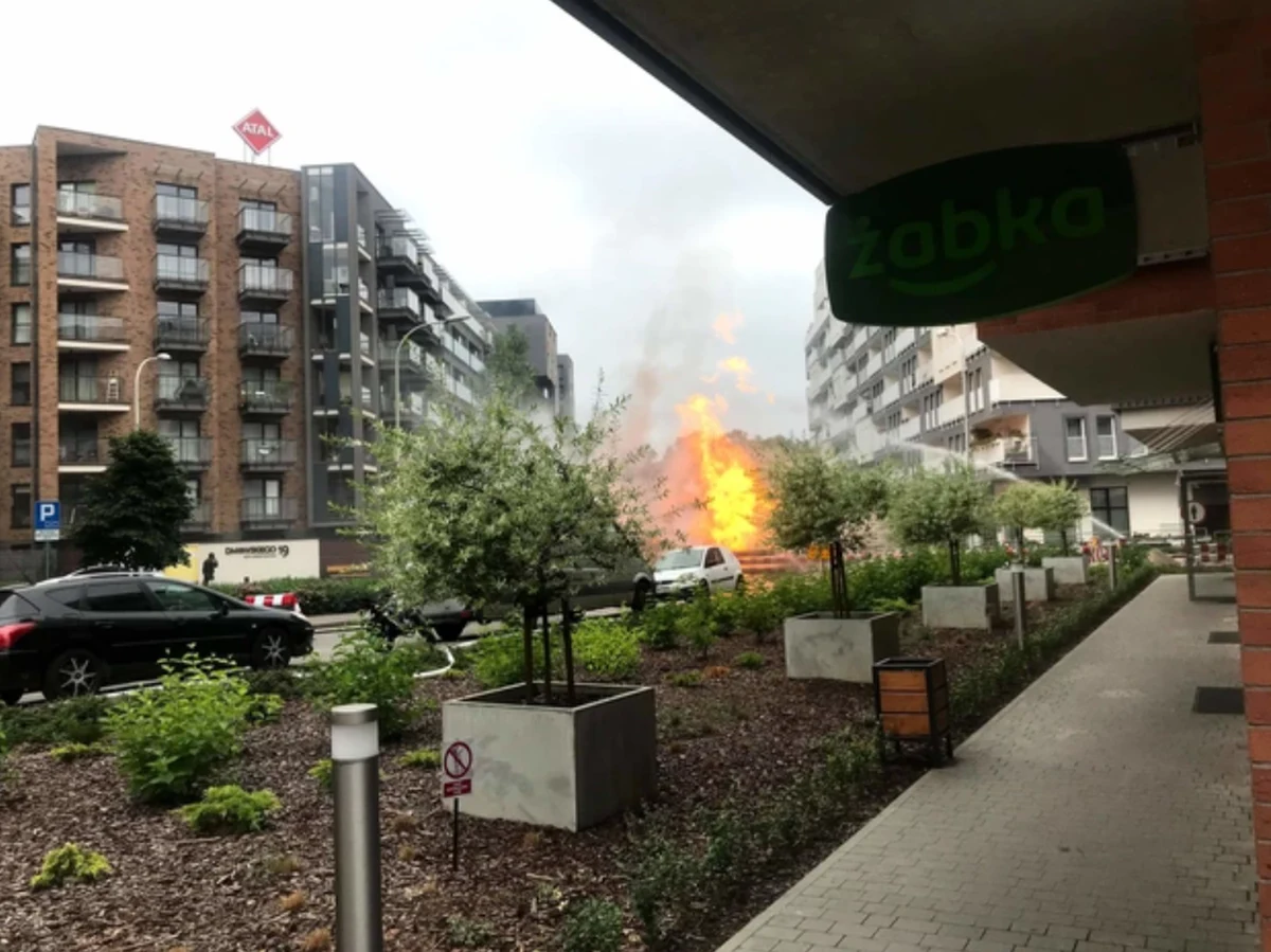 Ponad 90 osób ewakuowano z bloków przy ulicy Dmowskiego we Wrocławiu po tym, jak koparka w czasie prac ziemnych uszkodziła tam rurę z gazem. Doszło do pożaru, w którym spłonęły koparka i dwa auta osobowe.