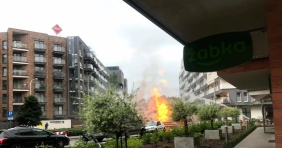 Ponad 90 osób ewakuowano z bloków przy ulicy Dmowskiego we Wrocławiu po tym, jak koparka w czasie prac ziemnych uszkodziła tam rurę z gazem. Doszło do pożaru, w którym spłonęły koparka i dwa auta osobowe.