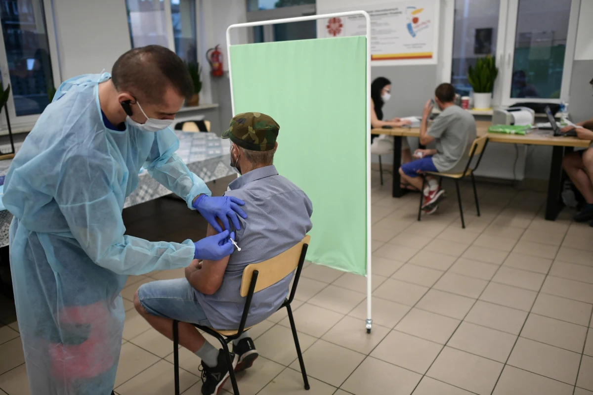 "Szczepienia przeciw Covid-19 są ważnym narzędziem ograniczania rozprzestrzeniania się zakażeń; decyzja o szczepieniu winna uwzględniać wymogi dobra wspólnego, ale szczepienie powinno być dobrowolne" - zaznaczył w oświadczeniu przewodniczący Konferencji Episkopatu Polski abp Stanisław Gądecki.