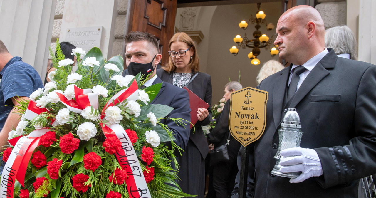 Na Starym Cmentarzu w Łodzi rodzina, przyjaciele i współpracownicy pożegnali w czwartek dziennikarza Telewizji Polskiej Tomasz Nowaka.