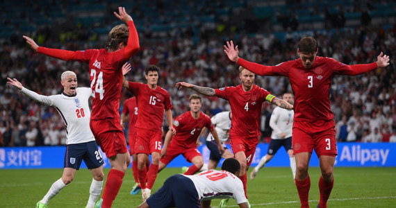 Nie cichną dyskusje po kontrowersyjnym rzucie karnym w dogrywce meczu Anglia – Dania w półfinale Euro 2020. Zdaniem wielu trenerów i byłych piłkarzy do faulu na Raheemie Sterlingu nie doszło i „jedenastka” nie powinna być podyktowana.