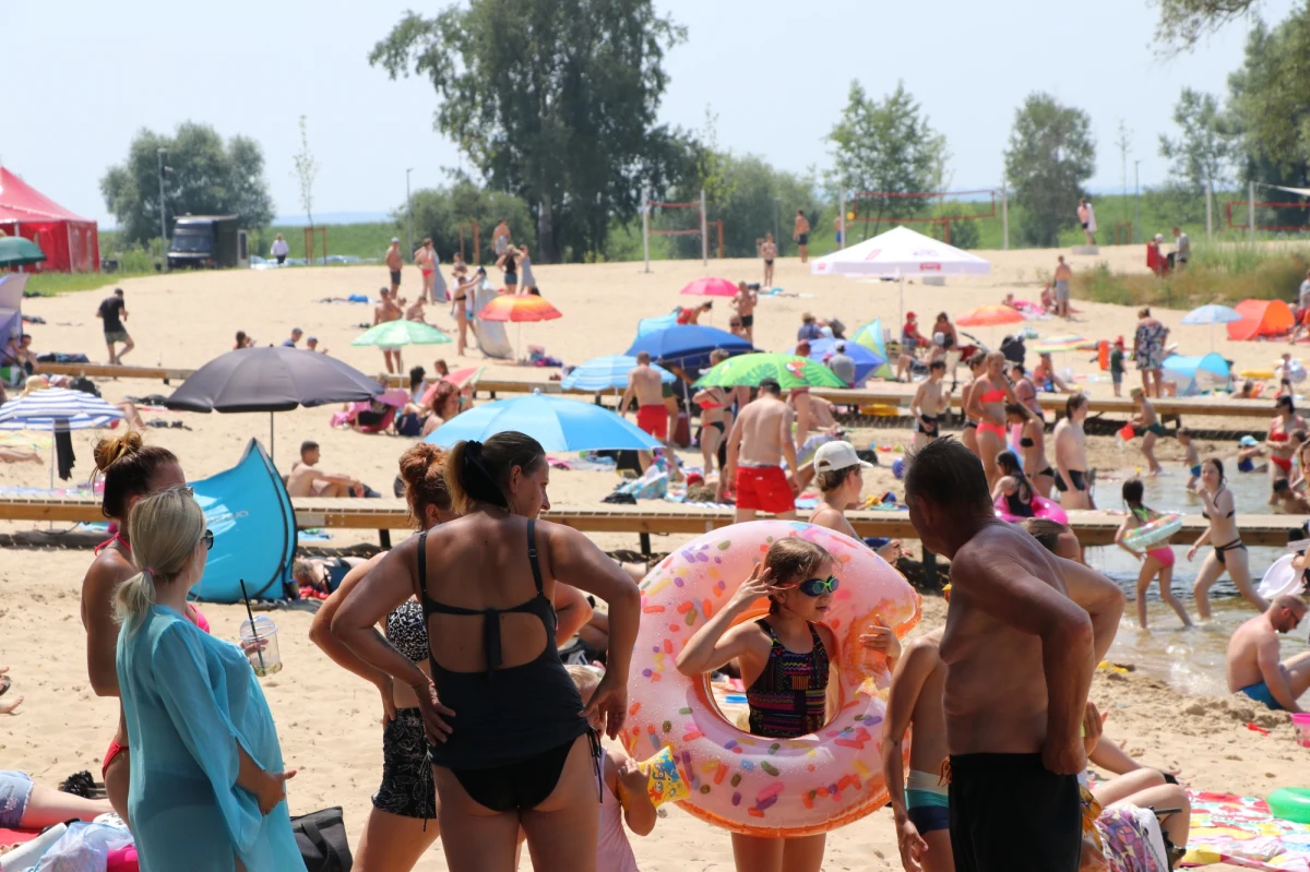 Oficjalnie otwarto kąpielisko w Przylasku Rusieckim w Krakowie. Po modernizacji powstały tam m.in. drewniane molo i pomosty, a także inne elementy infrastruktury turystycznej. Miejsca pilnują ratownicy. Dziennikarz RMF FM Marek Wiosło porozmawiał o kąpielisku z Bartłomiejem Grzankowskim ze spółki Kraków Nowa Huta Przyszłósci. 