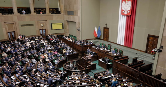 A jednak da się! Ponad podziałami rząd-opozycja prof. Marcin Wiącek wybrany na urząd RPO - podkreślił wicepremier, lider Porozumienia Jarosław Gowin po sejmowym głosowaniu nad kandydaturą prof. Wiącka na Rzecznika Praw Obywatelskich. Aby prof. Wiącekmógł on objąć tę funkcję, zgodę musi jeszcze wyrazić Senat. Do tej pory parlament pięciokrotnie bezskutecznie próbował wybrać następcę Adama Bodnara.