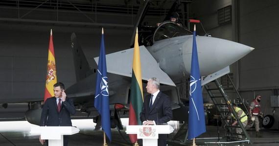 Konferencja prasowa prezydenta Litwy Gitanasa Nausedy i premiera Hiszpanii Pedra Sancheza, która odbywała się w litewskiej bazie lotniczej w Szawlach, została przerwana. Powodem była konieczności poderwania myśliwców w ramach NATO-wskiej misji Air Policing.