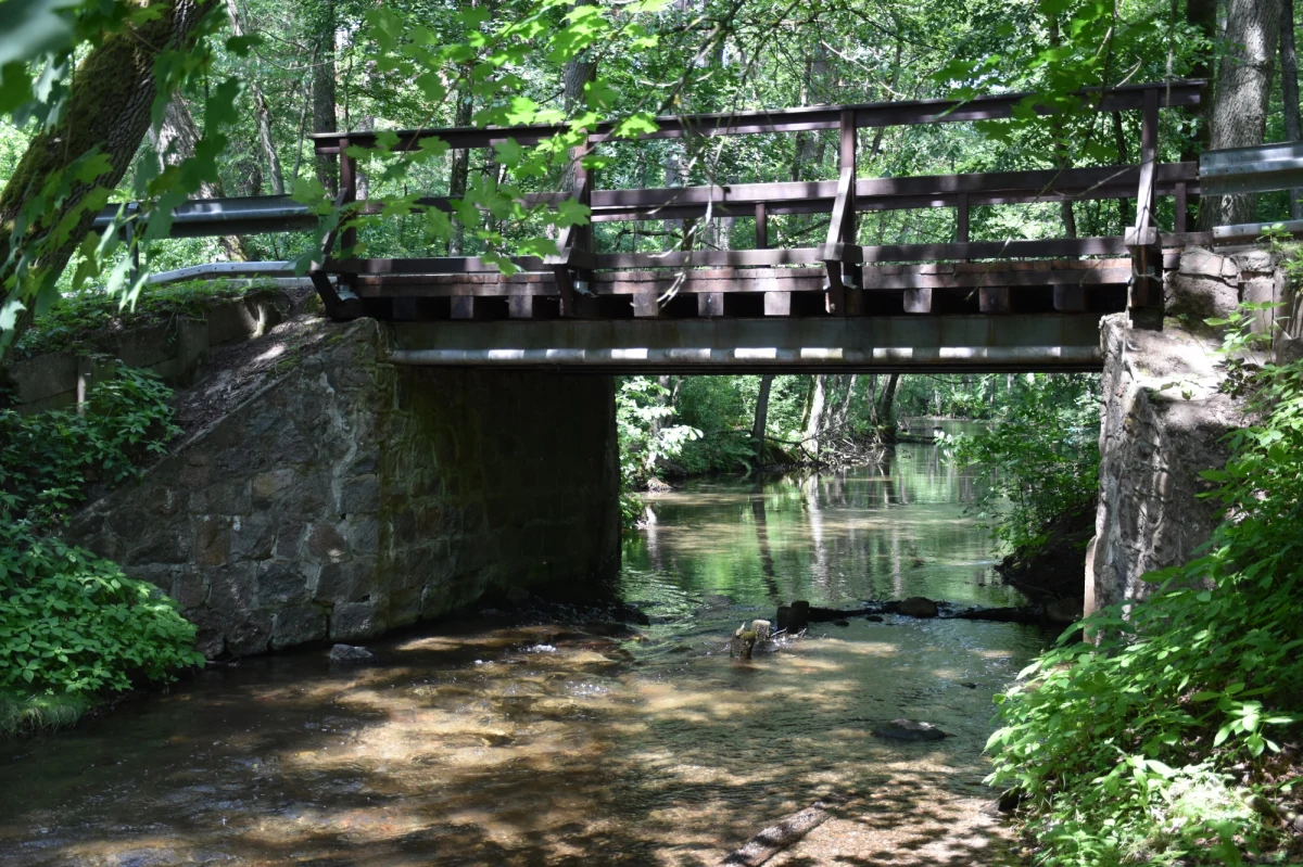 Szukając idealnego miejsca na wypoczynek pod namiotem – w okolicach gęstych lasów, ale też niezwykle urokliwych rzek i jezior, warto zajrzeć do wsi Golce, oddalonej o 12 kilometrów od Wałcza. Tuż obok niej przejeżdża większość turystów jadących w kierunku Kołobrzegu, czyli w okolice zachodniego wybrzeża Bałtyku. 