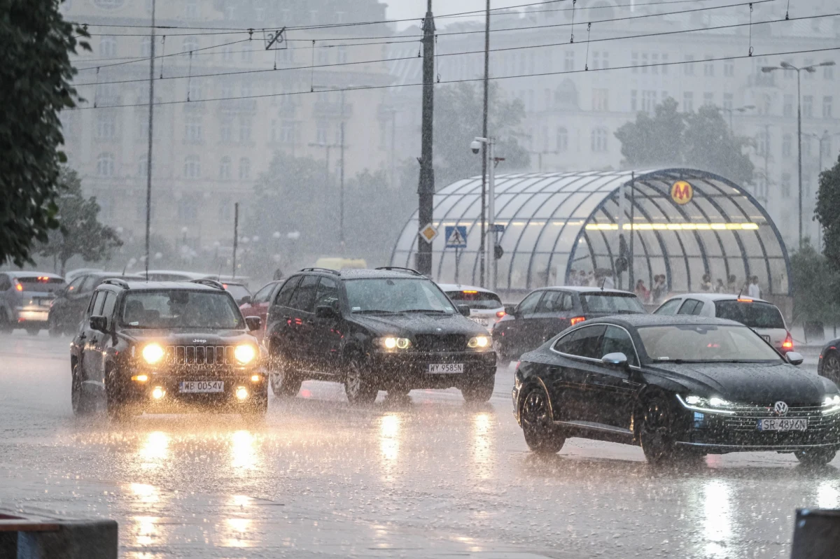 Przez województwa mazowieckie oraz warmińsko-mazurskie, zgodnie z zapowiedziami synoptyków, przeszły burze. Strażacy wyjeżdżali głównie do uszkodzonych dachów, powalonych drzew i zalanych piwnic. Do godz. 21 najwięcej interwencji odnotowano w Warszawie. 