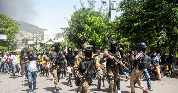 "Haitańska policja schwytała sześciu mężczyzn, którzy zamordowali prezydenta Jovenela Moise i szuka zleceniodawców tego zabójstwa" - poinformował podczas telewizyjnego briefingu szef policji Leon Charles. 