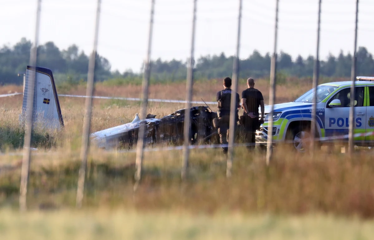 Dziewięć osób zginęło w katastrofie samolotu, który rozbił się w czwartek tuż po starcie z lotniska w Oerebro na południu Szwecji - poinformowała w nocy z czwartku na piątek policja.