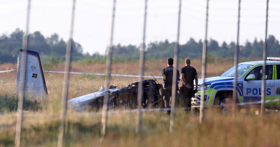 Dziewięć osób zginęło w katastrofie samolotu, który rozbił się w czwartek tuż po starcie z lotniska w Oerebro na południu Szwecji - poinformowała w nocy z czwartku na piątek policja.