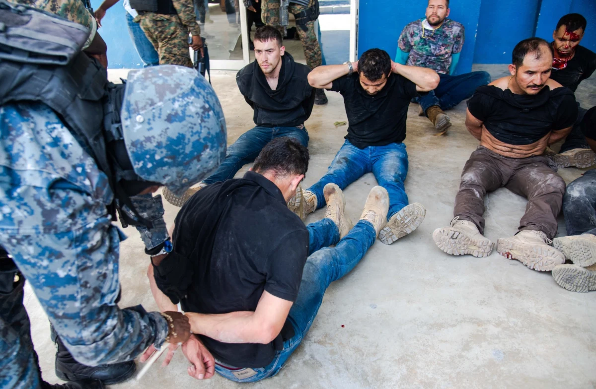 Prezydenta Haiti Jovenela Moise zamordowało zbrojne komando złożone z 28 napastników - 26 Kolumbijczyków i dwóch Amerykanów pochodzenia haitańskiego - oświadczył w czwartek wieczorem czasu lokalnego szef policji Leon Charles.