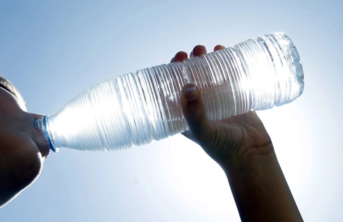 IMGW wydał ostrzeżenia drugiego stopnia przed upałami i burzami. Wyjątkowo wysokie temperatury wystąpią w centralnej i wschodniej Polsce. Z kolei w centralnej i zachodniej części kraju należy spodziewać się intensywnych opadów deszczu z burzami i gradem.