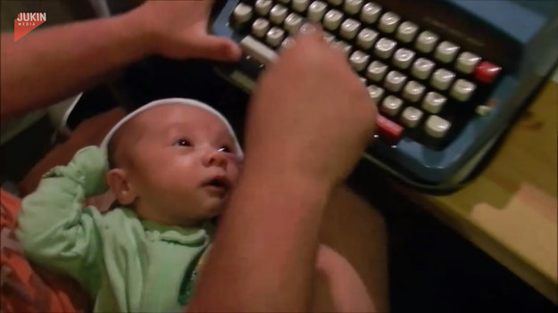 Jak uspokoić płaczące niemowle? Przydatna może okazać się... maszyna do pisania. Zobaczcie sami!