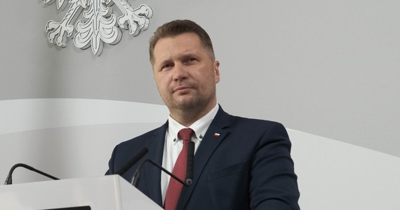 ​Związek Nauczycielstwa Polskiego nie zostawia suchej nitki na roboczym projekcie zmian w prawie oświatowym, który właśnie pokazał resort edukacji. "Minister mówi wprost, że chce przejąć władzę nad każdą ze szkół" - komentuje w rozmowie z RMF FM prezes ZNP Sławomir Broniarz. Nowelizacja daje bardzo szerokie uprawnienia kuratorom oświaty.