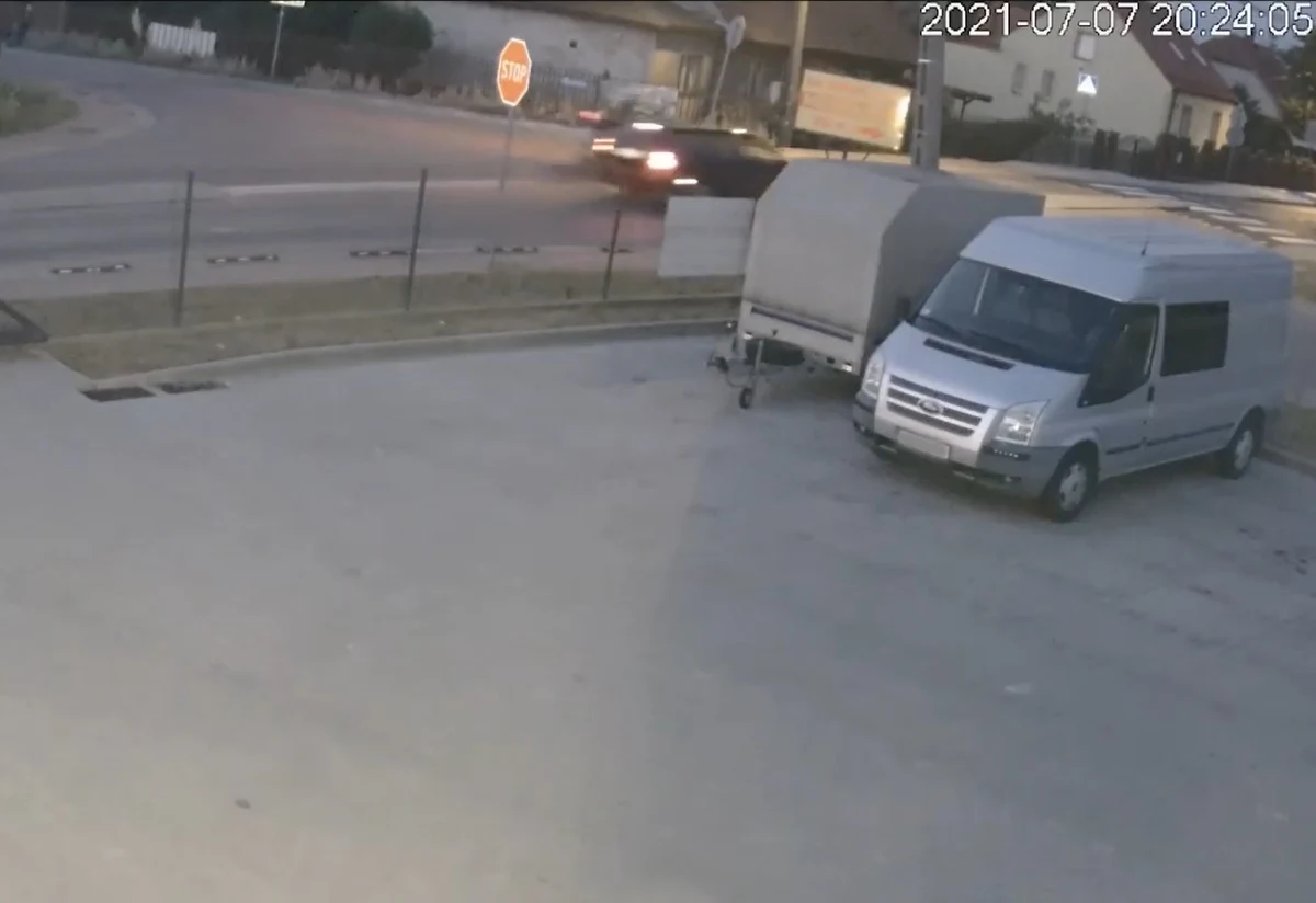 Policja z Małopolski poszukuje sprawcy wypadku, do którego doszło w czwartek w Staniątkach. Kierujący samochodem potrącił 16-latka, który poruszał się motorowerem i uciekł. 