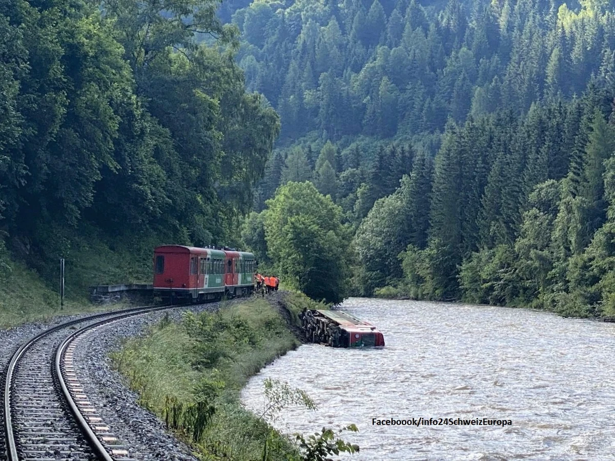 W austriackich Alpach w miejscowości Kendlbruck wykoleił się w piątek pociąg, a jeden z jego wagonów wpadł do rzeki - poinformowały władze. Piętnaście osób zostało lekko rannych. Pociągiem - w ostatnim dniu szkoły przed wakacjami - jechało ponad 50 dzieci i nastolatków.