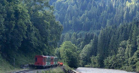 W austriackich Alpach w miejscowości Kendlbruck wykoleił się w piątek pociąg, a jeden z jego wagonów wpadł do rzeki - poinformowały władze. Piętnaście osób zostało lekko rannych. Pociągiem - w ostatnim dniu szkoły przed wakacjami - jechało ponad 50 dzieci i nastolatków.