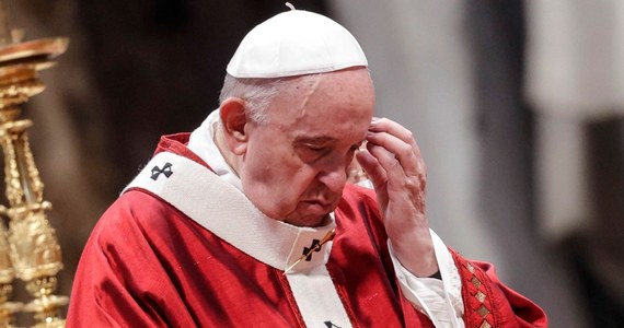 W najbliższą niedzielę papież Franciszek, przebywający w rzymskiej klinice Gemelli po operacji jelita grubego, odmówi południową modlitwę Anioł Pański z 10. piętra szpitala - ogłosił w piątek Watykan. Papież przechodzi kurację po trzygodzinnym zabiegu chirurgicznym.