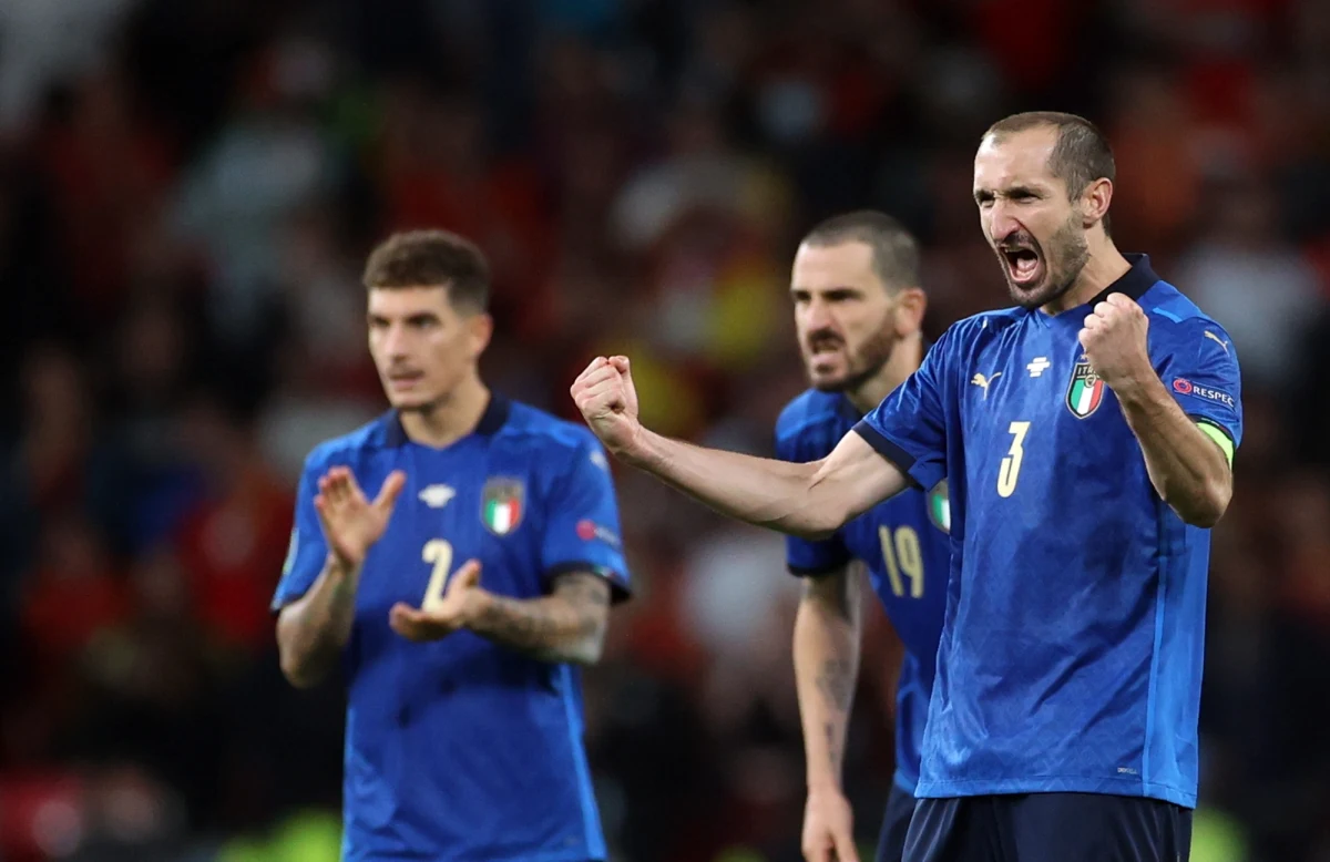 „Przed nami kolejny fantastyczny wieczór. Gramy dla całych Włoch” – podkreśla kapitan reprezentacji Włoch Giorgio Chiellini na dwa dni przed wielkim finałem Euro 2020, w którym Azzurri zmierzą się z Anglikami. Wspomina, że selekcjoner Roberto Mancini po objęciu tej funkcji w 2018 roku przekonywał swoich piłkarzy, że powinni „wbijać sobie do głowy”, że wygrają najbliższe mistrzostwa Europy. „Myśleliśmy, że oszalał” – przyznaje Włoch.