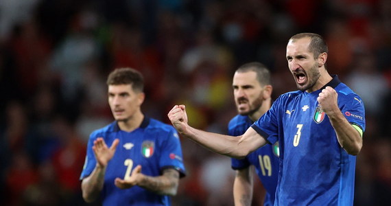„Przed nami kolejny fantastyczny wieczór. Gramy dla całych Włoch” – podkreśla kapitan reprezentacji Włoch Giorgio Chiellini na dwa dni przed wielkim finałem Euro 2020, w którym Azzurri zmierzą się z Anglikami. Wspomina, że selekcjoner Roberto Mancini po objęciu tej funkcji w 2018 roku przekonywał swoich piłkarzy, że powinni „wbijać sobie do głowy”, że wygrają najbliższe mistrzostwa Europy. „Myśleliśmy, że oszalał” – przyznaje Włoch.