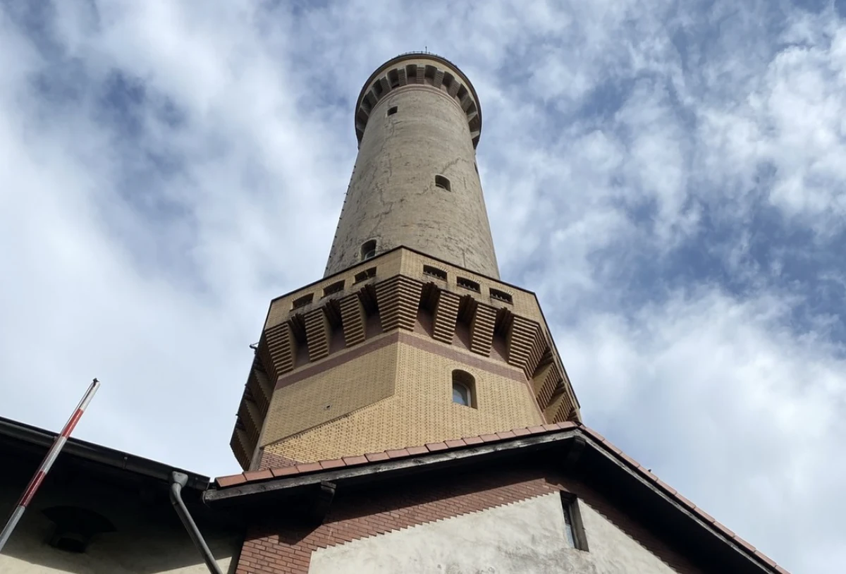 Nazywana jest „Królową jasności” i nie bez powodu. To jedna z najwyższych latarni morskich na świecie i numer jeden wśród tych, zbudowanych z cegły. Wejście na szczyt wywołuje zadyszkę, widok z górnego tarasu dla odmiany zapiera dech w piersiach. W wakacyjnym cyklu „Widoki na Polskę” sprawdziliśmy co czeka odwiedzających latarnię morską w Świnoujściu.