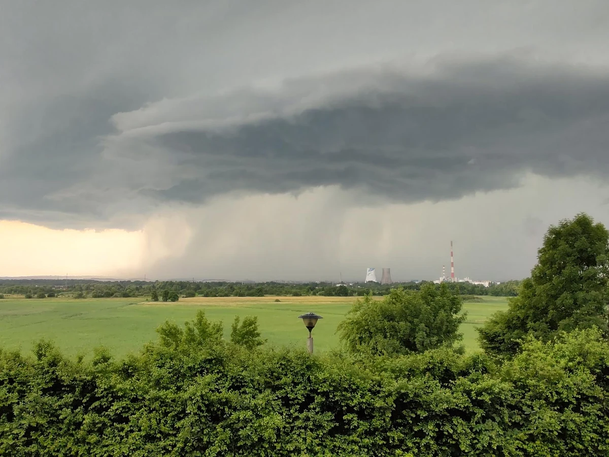 Dzisiejszy wieczór i noc zapowiadają się bardzo niespokojnie. Synoptycy ostrzegają przed burzą, ulewnym deszczem, gradem i bardzo silnym wiatrem.  Do osób przebywających na terenie aż 13 województw wysłano alert RCB. Na naszej stronie znajdziecie mapy radarowe, na których można sprawdzić, gdzie w tej chwili jest burza.