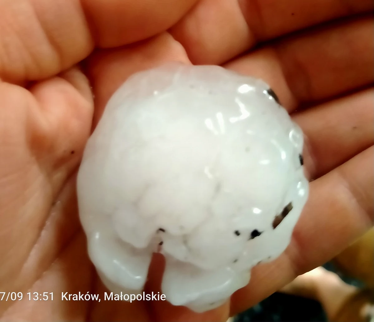 Przez Kraków i jego okolice przeszła nawałnica z gradem. Spadło nawet do 70 litrów wody na metr kwadratowy, a lodowe kule miały średnicę wielkości kilku centymetrów. 