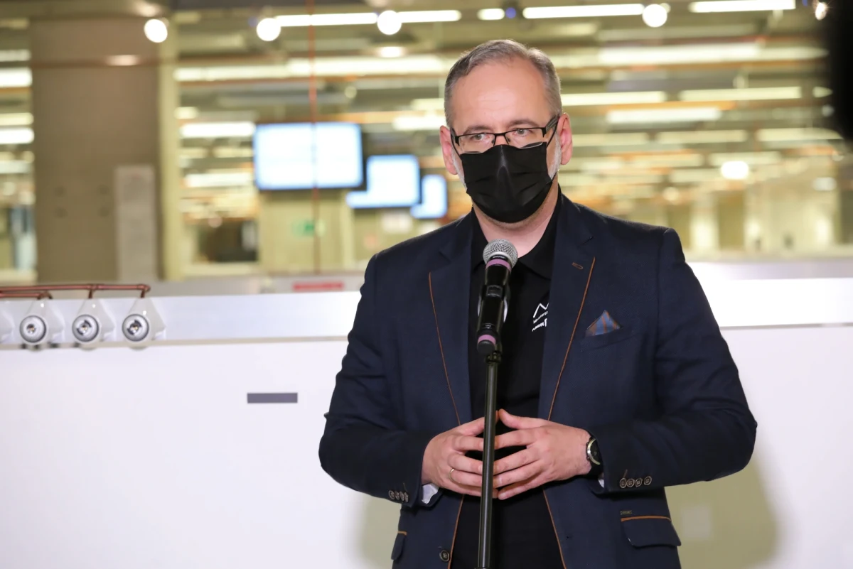 Jeśli nie będziemy widzieli dynamicznego wzrostu zakażeń, to najprawdopodobniej dzieci we wrześniu wrócą do szkół - powiedział szef resortu zdrowia Adam Niedzielski. Potwierdził, że rząd rozważa wprowadzenie od września nauki hybrydowej w polskich szkołach. 