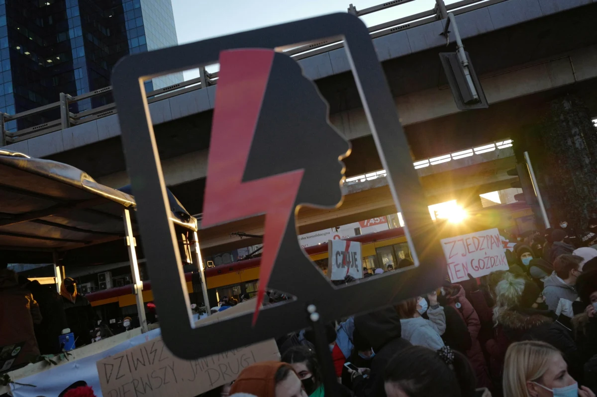 Prokuratura Okręgowa w Warszawie skierowała na początku lipca do Sądu Okręgowego w Warszawie akt oskarżenia przeciwko Marcie L., Klementynie S. oraz Agnieszce C.-F. - poinformowała Aleksandra Skrzyniarz, rzecznik Prokuratury Okręgowej w Warszawie. Kobietom grozi do ośmiu lat więzienia. Kobiety, jako liderki Ogólnopolskiego Strajku Kobiet, organizowały przemarsze w Warszawie na jesieni zeszłego roku. Wszystko w geście protestu po orzeczeniu TK ws. aborcji. 
