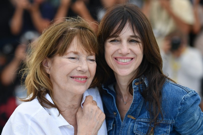 "Potrzebowałam kamery, żeby powiedzieć mamie "kocham cię". Ten film nie zmienił naszej relacji, ale pozostawił w nas ślad" - powiedziała PAP Charlotte Gainsbourg, której dokument "Jane by Charlotte" o jej mamie, aktorce Jane Birkin, zaprezentowano w sekcji Cannes Premiere 74. festiwalu w Cannes.