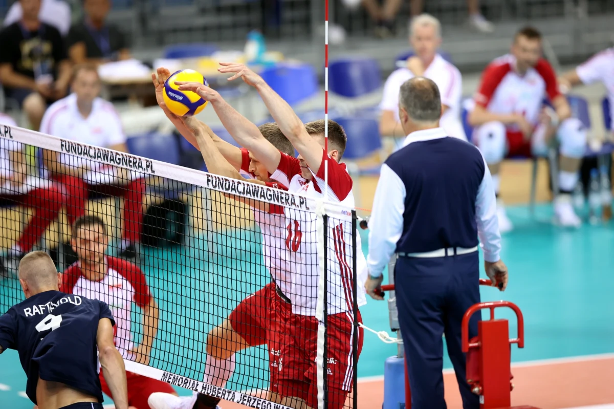 W swoim pierwszym meczu rozgrywanego  Krakowie XVIII Memoriału Jerzego Huberta Wagnera siatkarzy Polska pokonała Norwegię 3:0 (25:13, 25:14, 25:20). We wcześniejszym spotkaniu Egipt wygrał z Azerbejdżanem 3:0.