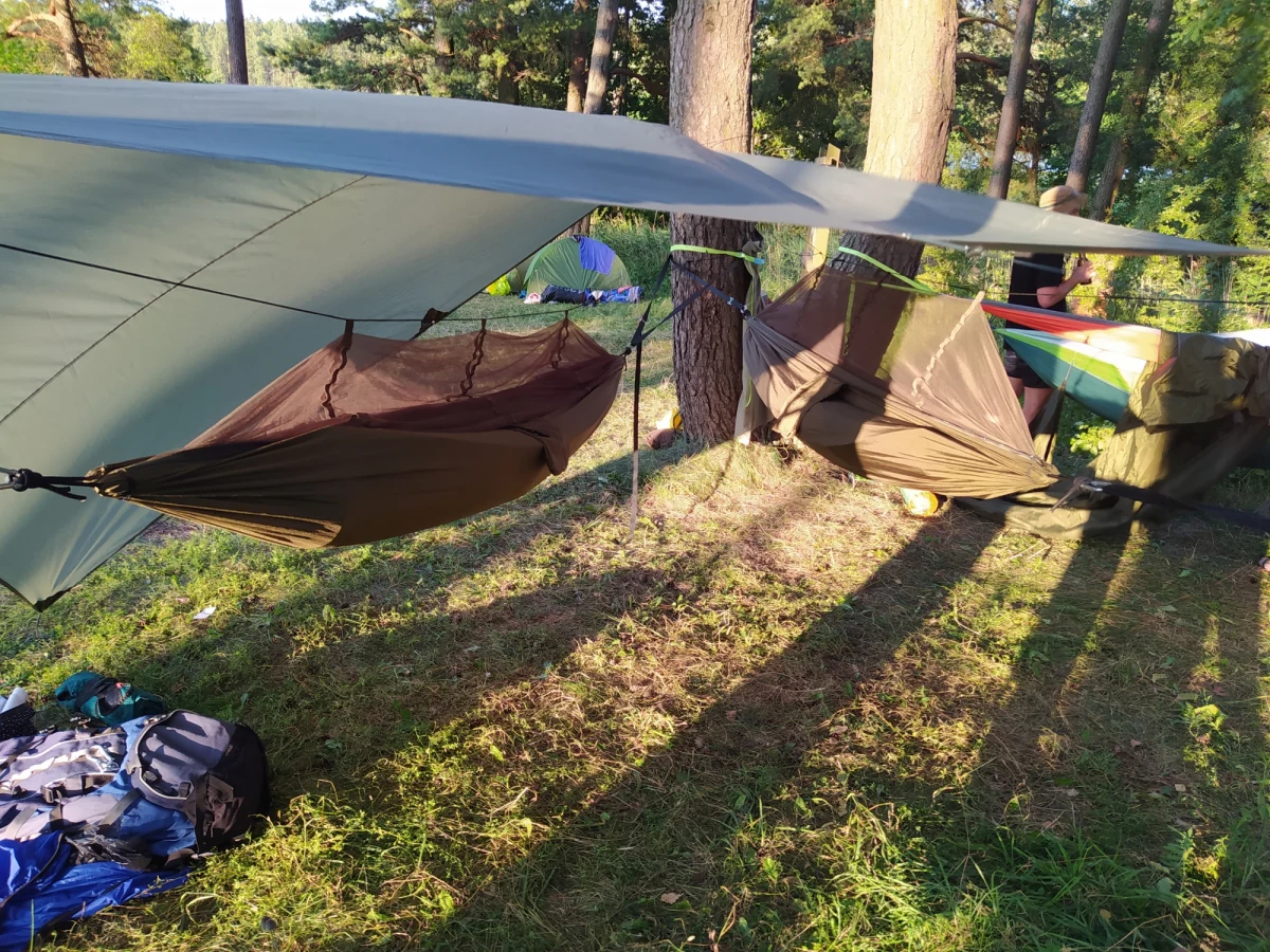 Biwakowanie w lesie to coraz bardziej popularna forma wypoczynku. Z jednej strony można na chwilę zapomnieć o miejskim zgiełku, korkach i codzienności, a z drugiej jest to doskonała okazja do przeżycia wyjątkowej przygody. To też możliwość obcowania z naturą. Zanim jednak wyruszycie w drogę do lasu, warto się do tego odpowiednio przygotować.