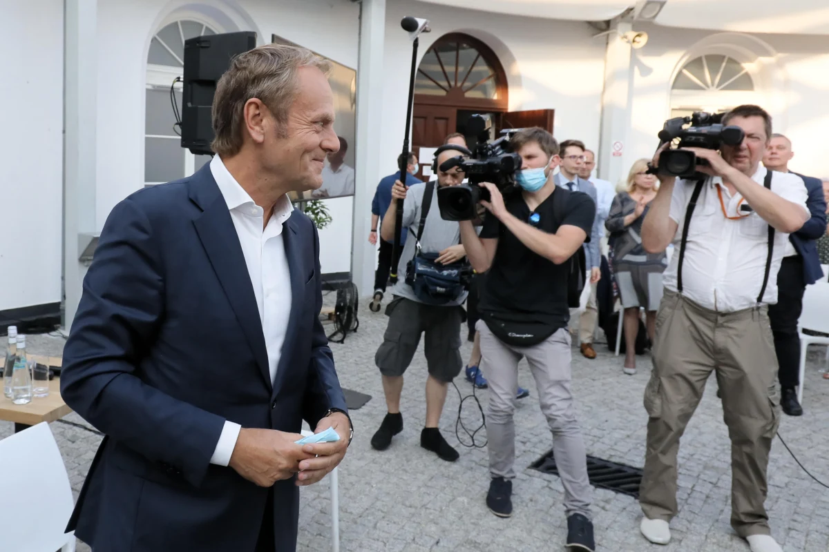 Gdyby teraz odbyły się wybory prezydenckie, to w pierwszej turze lider PO Donald Tusk otrzymałby 32 proc. głosów, prezes PiS Jarosław Kaczyński - 26 proc., a lider Polski 2050 Szymon Hołownia - 24 proc. Tak wynika z sondażu prezydenckiego Instytutu Badań Pollster dla "Super Expressu".