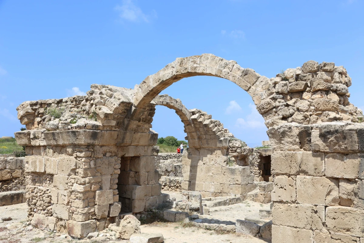 Spożywano tam prawdopodobnie mięso zwierząt ofiarnych, a z pewnością pito wino ku czci bogów - archeolodzy odkryli w Nea Pafos na Cyprze wykute w podłożu skalnym miejsce bankietów sakralnych na wolnym powietrzu, które ma 2 tys. lat. To pierwsze tego typu miejsce odkopana na Cyprze.