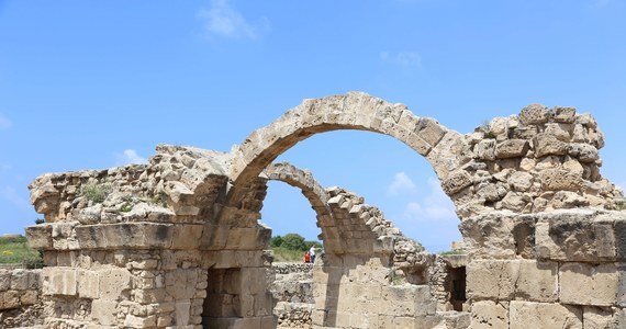 Spożywano tam prawdopodobnie mięso zwierząt ofiarnych, a z pewnością pito wino ku czci bogów - archeolodzy odkryli w Nea Pafos na Cyprze wykute w podłożu skalnym miejsce bankietów sakralnych na wolnym powietrzu, które ma 2 tys. lat. To pierwsze tego typu miejsce odkopana na Cyprze.