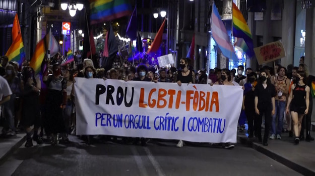 Protestujący przemaszerowali ulicami Barcelony, aby potępić zabójstwo młodego geja w zeszłym tygodniu w mieście Coruna na północy Hiszpanii i domagać się lepszej ochrony gejów.Policja aresztowała dwóch kolejnych podejrzanych, obaj są nieletni. W ubiegły weekend dokonano zabójstwa młodego geja, które wywołało ogólnokrajowe protesty, poinformowała w piątek policja.Samuel Luiz, 24-letni asystent pielęgniarski, był we wczesnych godzinach wieczornych w poprzednią sobotę z przyjaciółmi w północnym mieście Coruna, kiedy przed nocnym klubem wybuchła kłótnia.Jego przyjaciele powiedzieli hiszpańskim mediom, że Luiz prowadził rozmowę wideo, kiedy dwóch przechodniów oskarżyło go o próbę sfilmowania ich telefonem. Kiedy Luiz wyjaśnił, że rozmawia z przyjacielem przez wideo, został zaatakowany przez jednego z przechodniów, którzy uderzyli go w twarz.Niedługo potem napastnik rzekomo wrócił z kilkoma innymi, którzy pobili Luiza do nieprzytomności. Został przewieziony do szpitala, gdzie zmarł w sobotę z powodu odniesionych obrażeń.„Dwa nowe aresztowania, dwoje nieletnich narodowości hiszpańskiej, związane z zabójstwem Samuela, podniosły do ​​sześciu liczbę osób zatrzymanych na tym etapie” – napisała w piątek policja krajowa.
Czterech podejrzanych w wieku od 20 do 25 lat - trzech mężczyzn i jedna kobieta - zostało aresztowanych z powodu śmierci na początku tygodnia.Żaden z podejrzanych nie znał ofiary, policja powiedziała AFP. Napastnicy wykrzykiwali homofobiczne obelgi, bijąc Luiza, według wersji wydarzeń jego przyjaciół.
Policja nie uznała jeszcze tego za homofobiczny atak, rzecznik powiedział, że „wszystkie hipotezy są otwarte”.Atak zbiegł się z obchodami Pride w Hiszpanii i wywołał w poniedziałek wieczorem protesty w miastach, w tym w Madrycie i Barcelonie, domagając się lepszej ochrony gejów.