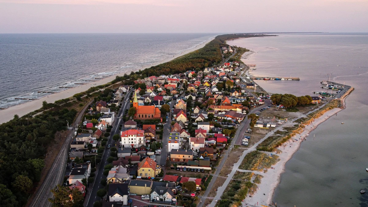 Na drodze wyjazdowej z Władysławowa w kierunku Helu odbył się protest Armatorów Rybołówstwa Rekreacyjnego. Grupa armatorów blokowała jedyną prowadzącą przez półwysep drogę. 