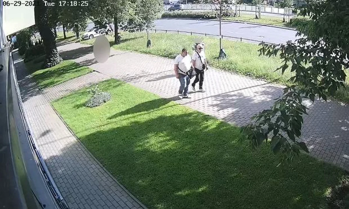 Warszawscy policjanci szukają złodziei, którzy ukradli torbę ze specjalistyczną aparaturą medyczną do badania słuchu niemowląt. Wizerunek osób mających związek z kradzieżą zarejestrowały kamery.