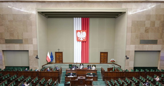 Dokładnie siedem dni dzieli nas od sielankowych czasów roztrząsania, co stanie się z Porozumieniem Gowina, czy wyjdzie wybór RPO i zamyślenia, czy Polski Ład w ogóle istnieje. Przez czołówki gazet przemknęła w tym czasie seria doniesień o wewnętrznych przeżyciach PO i próbach opanowania chaosu w Zjednoczonej Prawicy. Co dalej?